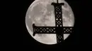 Sebuah supermoon terbit di atas salib Alexander Nevski Katedral di Bulgaria, Selasa (9/9/14). (REUTERS/Stoyan Nenov)