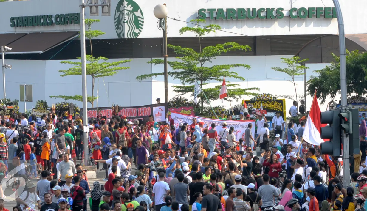 Warga menyambangi lokasi ledakan di Kawasan Thamrin, Jakarta, Minggu (17/1/2016). Pasca Ledakan Thamrin, kegiatan Car Free Day tetap ramai seperti biasa. (Liputan6.com/Faisal R Syam)