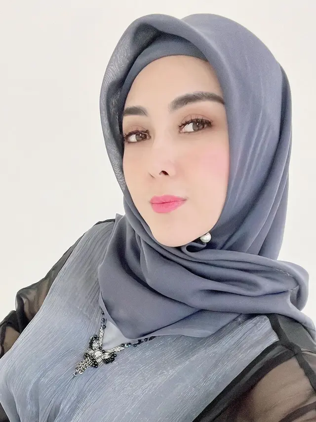 Dhena Devanka Berhijab