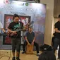 Penampilan grup musik Payung Teduh saat merilis album yang bertajuk Ruang Tunggu di kawasan Kemang, Jakarta, Selasa (19/12). Album ini menjadi album terakhir Payung Teduh dengan vokalis Mohammad Istiqamah Djamad alias Is. (Liputan6.com/Herman Zakharia)