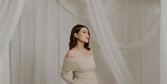 Sebagai ibu hamil, Aaliyah lebih sering mengandalkan dress yang flowy, fleksibel, dan tetap fashionable. [@aaliyah.massaid].