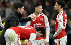 Manajer Arsenal asal Spanyol, Mikel Arteta (kiri ke kanan), memberikan instruksi dari pinggir lapangan kepada gelandang Arsenal asal Inggris bernomor punggung 41, Declan Rice, gelandang Arsenal asal Brasil bernomor punggung 11, Gabriel Martinelli, dan bek Arsenal asal Spanyol bernomor punggung 36, Martin Zubimendi, selama pertandingan leg pertama babak 16 besar Liga Champions UEFA antara Bayer 04 Leverkusen vs Arsenal di Leverkusen, Jerman barat, pada 12 Maret 2026. (INA FASSBENDER/AFP)