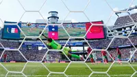 Kiper Maroko Yassine Bounou  kebobolan oleh pemain Prancis Kylian Mbappe selama pertandingan perempat final Piala Dunia sepak bola antara Prancis dan Maroko di Foxborough, Mass., dekat Boston, Kamis, 9 Juli 2026. (AP Photo/Matt Slocum)