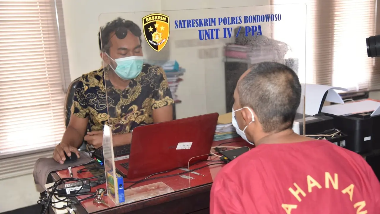 Tersangka S pelaku perkoasaan terhadap anak kandungnya sendiri diperiksa penyidik Polres Bondowoso (Istimewa)