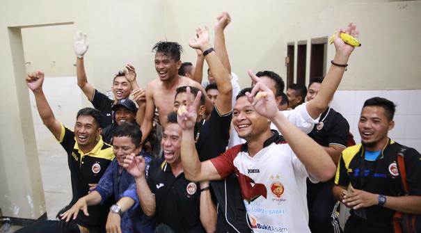 Tim Sriwijaya FC merayakan kemenangan diloker room usai mengalahkan Arema Cronus di Stadion Manahan, Solo, Minggu (11/10/2015). (Bola.com/NIcklas Hanoatubun)