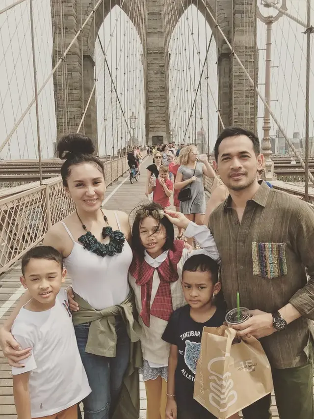 Pesona Rara Wiritanaya, Istri Oka Antara yang Cantik dan Jarang Terekspos
