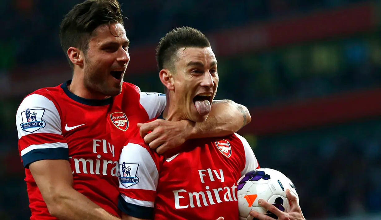 Laurent Koscielny (kanan) merayakan golnya bersama Olivier Giroud saat berlaga melawan Newcastle United di Stadion Emirates, London (28/4/2014). (REUTERS/Eddie Keogh)
