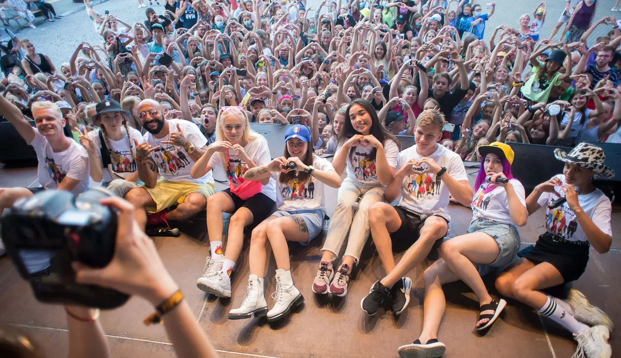 Orang-orang berpartisipasi dalam sesi syuting TikTok di Vilnius, Lithuania (10/8/2020). Bintang media sosial lokal "The Trending Gang" pada Senin (10/8) menggelar sesi syuting TikTok di Vilnius, menarik perhatian ratusan pengikut dan penggemarnya. (Xinhua/Alfredas Pliadis)