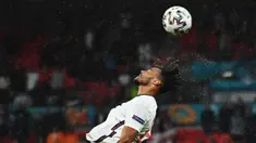 Bek Inggris Tyrone Mings menyundul bola saat pertandingan sepak bola Grup D Euro 2020 antara Inggris melawan Skotlandia di Stadion Wembley, Jumat (18/6/2021). (Foto: AFP/Pool/Justin Tallis)