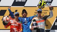 Valentino Rossi (tengah), diapit Marco Melandri (kiri) dan Nicky Hayden di podium usai menjadi juara MotoGP Jerman 2006. (Motorsport)