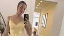 <p>Nia Ramadhani merayakan ulang tahun ke-35 bersama keluarganya di Amerika Serikat. Ia pun memilih tampil mengenakan long dress kuning spaghetti strap. [@ramadhaniabakrie]</p>
