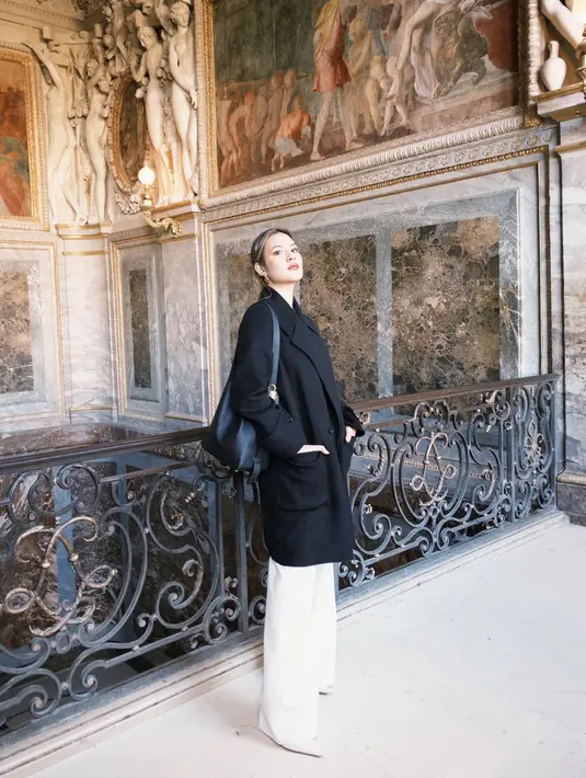 Penampilan Raisa Adriana selama liburannya ke Prancis membuktikan bahwa layering bukan hanya tentang menjaga tubuh tetap hangat, tetapi juga menciptakan gaya busana yang modis dan elegan.  [@raisa6690].