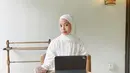 Rintik Sedu populer setelah buku berjudul Kata dan Geez & Ann menjadi best seller. Kedua buku tersebut bahkan diangkat ke layar lebar. Sebagai penulis best seller, kehidupan Tsana selalu menarik untuk dipantau. Termasuk melihat gaya Tsana saat hangout. Biasanya Tsana hangout pakai outfit serba putih. (Liputan6.com/IG/@ntsana)