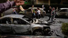 Warga dan pasukan keamanan Israel memeriksa lokasi yang terkena serangan rudal Iran di Petah Tikva, Israel, Selasa 31 Maret 2026. Serangan rudal balistik Iran kembali menghantam wilayah Petah Tikva, Israel. (AP Photo/Ohad Zwigenberg)