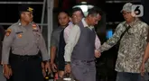 Tersangka tindak pidana korupsi penerbitan Izin Usaha Pertambangan (IUP) di Kalimantan Timur, Rudy Ong Chandra (tengah berkacamata) saat tiba di gedung Merah Putih Komisi Pemberantasan Korupsi (KPK), Jakarta, Kamis (21/8/2025). (Liputan6.com/Helmi Fithriansyah)