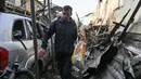 Rusia secara rutin menyerang infrastruktur sipil dan energi Ukraina, termasuk bangunan tempat tinggal, seiring dengan terus berlanjutnya perang yang dilancarkan. Tampak dalam foto, seorang pria berjalan di halaman sebuah lingkungan perumahan yang rusak parah akibat serangan Rusia di Odesa, Ukraina, Jumat 24 April 2026. (AP Photo/Michael Shtekel)