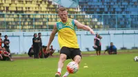 Pemain naturalisasi, Andrea Bitar mencoba peruntungan untuk bisa memperkuat Arema FC. (Bola.com/Iwan Setiawan)