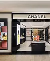 Setelah pindah dari lantai pertama, butik ini kini ditempatkan secara strategis di dalam area Fragrance & Beauty di lantai dua. Dengan luas lebih dari 195 meter persegi, Ruang ini menafsirkan kembali estetika abadi melalui palet warna hitam dan putih khasnya, yang dipertegas dengan sentuhan emas yang berkilauan. Garis-garis yang bersih dan sederhana secara halus membedakan dunia yang berbeda yang didedikasikan untuk makeup, fragrance, skincare, dan produk eksklusif butik, yang masing-masing mengekspresikan kode-kode halus dari House.