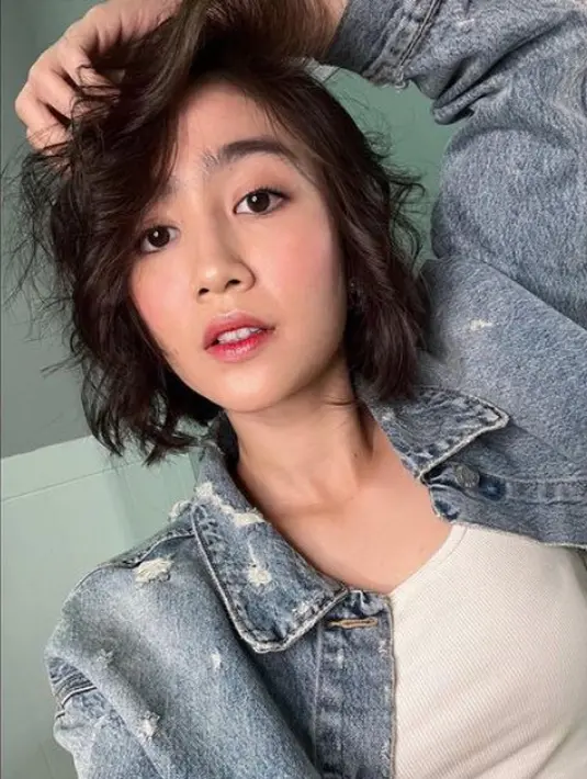 Gaya rambutnya ini pun dipuji oleh beberapa artis pada kolom komentar Instagramnya. Misalnya Syifa Hadju yang menulis cocok bgt atau Ririn Ekawati mengatakan suka..so fresh.  [@febbyrastanty]