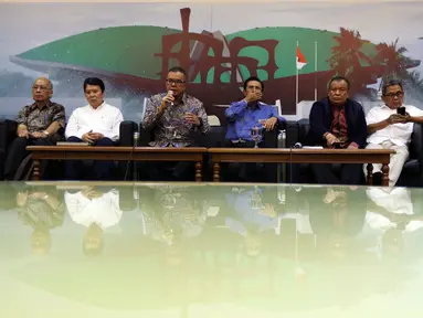 Sejumlah profesor dan pegawai Lembaga Ilmu Pengetahuan Indonesia (LIPI) menyambangi Komisi VII DPR di Kompleks Parlemen Senayan, Rabu (30/1). Mereka mengadukan sang kepala, Laksana Tri Handoko terkait reorganisasi di tubuh LIPI. (Liputan6.com/Johan Tallo)