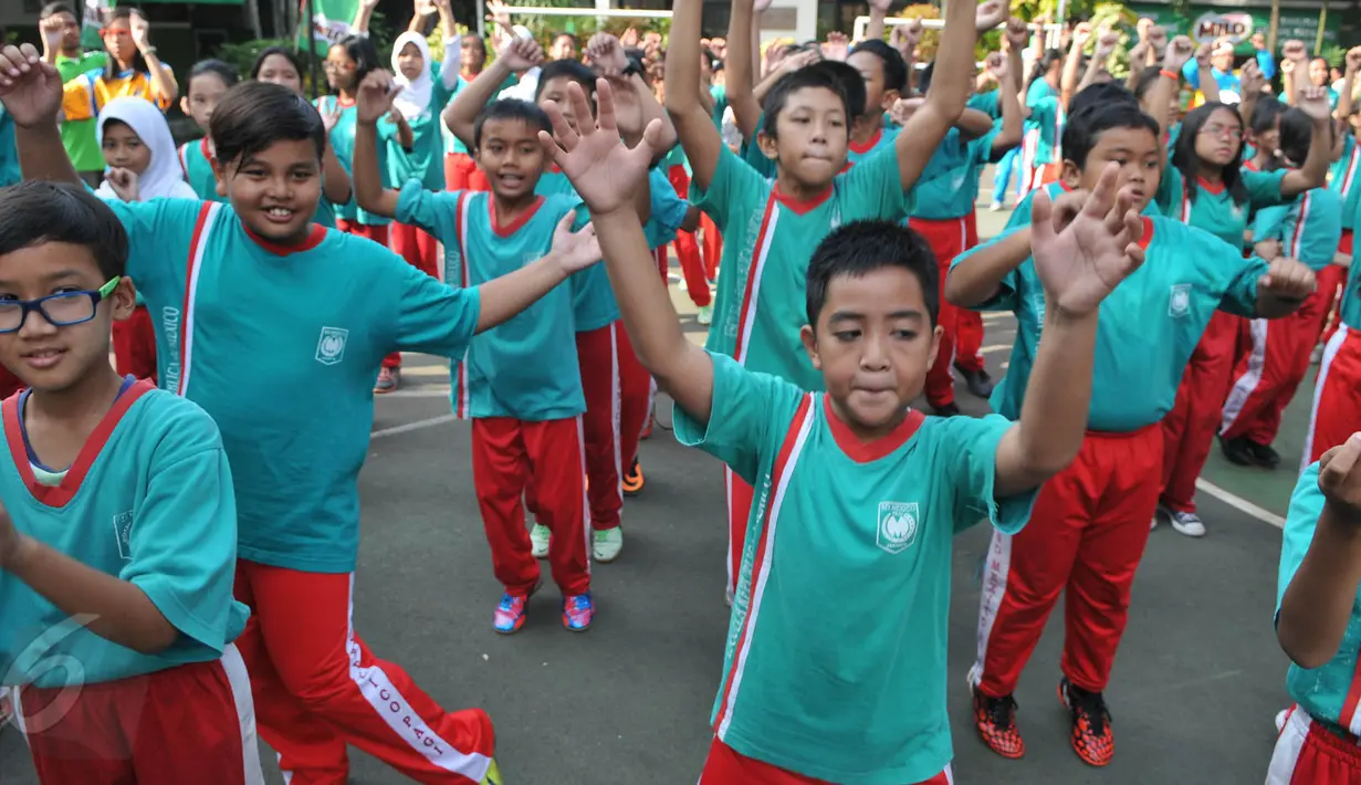Antusias para siswa saat mengikuti ‘Gerakan Energi Merah Putih untuk Indonesia’, Jakarta, Kamis (28/5/2015). Gerakan ini bertujuan untuk memberi dukungan moril bagi atlet Indonesia yang berlaga di Sea Games 2015 Singapura. (Liputan6.com/Herman Zakharia)