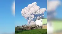 Sinabung kembali erupsi dengan mengeluarkan guguran awan panas sejauh 2.000 meter atau 2 Kilometer (Km) mengarah ke arah timur dan tenggara pada Selasa (2/3/2021) pukul 06.42 WIB