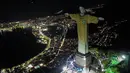 Pemandangan udara Patung Kristus Sang Penebus (Christ the Redeemer) di Rio de Janeiro, Brasil saat diterangi gambar jersey dari legenda sepak bola Brasil, Pele sebagai penghormatan atas satu tahung kematian sang pemain pada Jumat, 29 Desember 2023. (AFP/Mauro Pimentel)