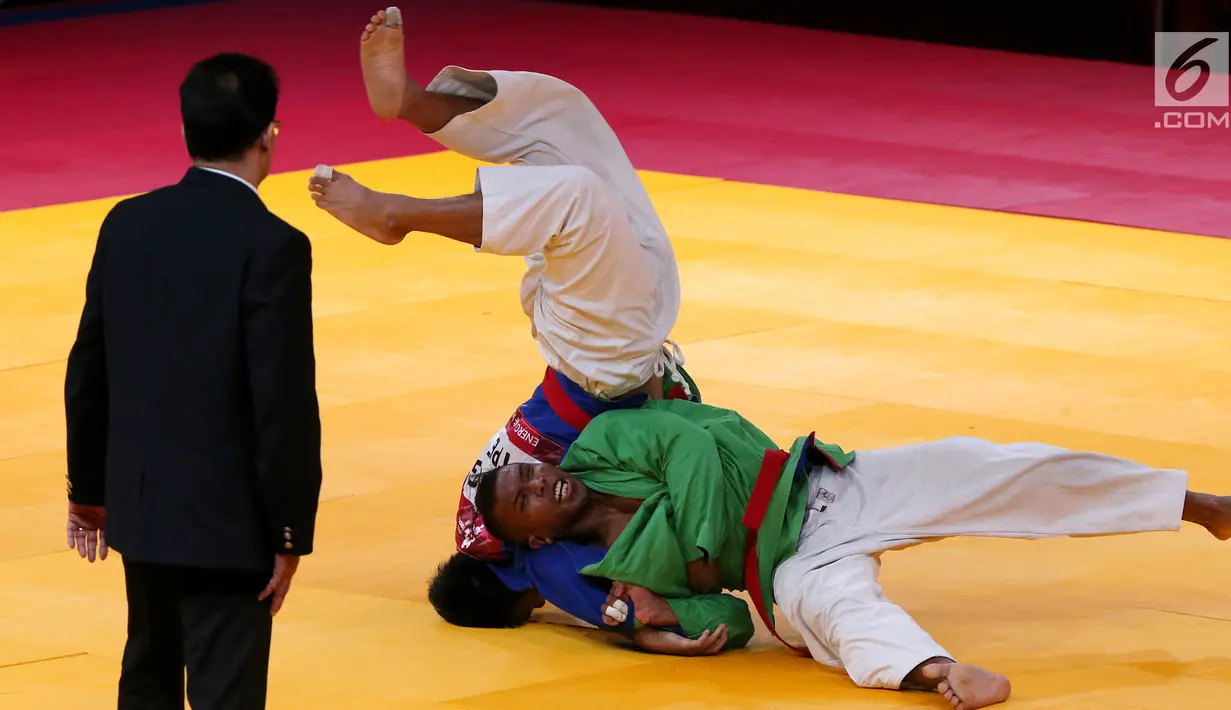 Atlet beladiri Kurash Indonesia, Putu Wiradamungga Adesta saat bertarung dengan Yuhsuan Lo dari China Taipei di 16 besar di kelas putra dibawah 90 kg di JCC Senayan, Jakarta, Kamis (30/8). Indonesia kalah 0-5 atas China Taipei. (Liputan6.com/Fery Pradolo)