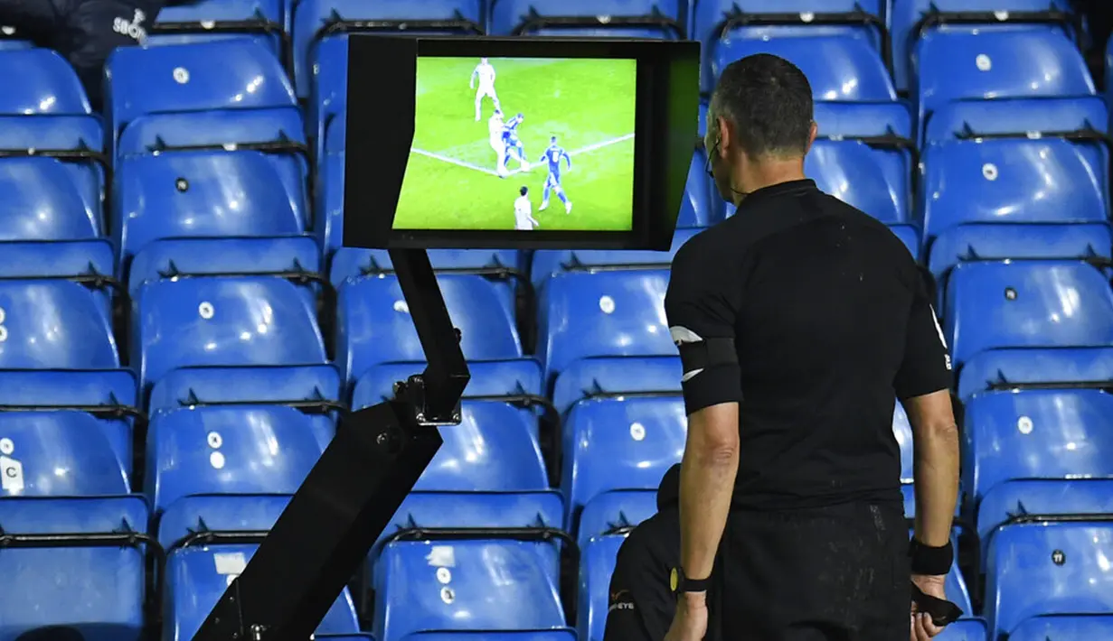 Wasit Andre Mariner memeriksa VAR sebelum memberikan penalti kepada Leicester City saat melawan Leeds United pada pertandingan Liga Premier Inggris di Elland Road, Leeds, Inggris, Senin (2/11/2020). Leicester City membantai Leeds United dengan skor 4-1. (Peter Powell/Pool via AP)