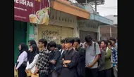Viral Warung Seblak Buka Lowongan untuk 20 Orang, Pemiliknya Kaget Didatangi Ratusan Pelamar. foto: TikTok @bangsatria_98