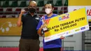 Pelatih Bandung Bjb Tandamata, Alim Suseno terpilih sebagai pelatih terbaik putri usai berhasil mengantar timnya meraih gelar juara Proliga 2022. (Bola.com/Bagaskara Lazuardi)