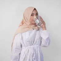 Ilustrasi seorang muslimah sedang minum air mineral. (Reezky11/DepositPhotos.com)