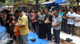Pengunjung melaksanakan ibadah Salat Jumat di Ragunan, Jakarta, Jumat (6/5). Banyaknya pengunjung yang datang ke Ragunan membuat jamaah Salat Jumat melakukan ibadah di luar masjid. (Liputan6.com/Helmi Afandi)