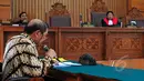 Hakim tunggal Haswandi tampak mendengarkan pembacaan kesimpulan yang disampaikan mantan Dirjen Pajak Hadi Poernomo dalam sidang praperadilan terhadap KPK di Pengadilan Negeri Jakarta Selatan, Senin (25/5/2015). (Liputan6.com/Yoppy Renato)