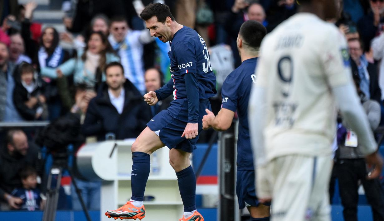 Selebrasi striker PSG, Lionel Messi setelah mencetak gol ke gawang Lille melalui eksekusi tendangan bebas dalam laga pekan ke-24 Ligue-1 2022/2023 di Parc des Princes Stadium, Paris (19/2/2023). Lionel Messi juga mengukuhkan dirinya sebagai penembak jarak jauh terbaik di liga top Eropa sejak 2017/2018, di mana ia total telah mengemas 40 gol dari sepakan jarak jauh menurut TalkSport. (AFP/Franck Fife)