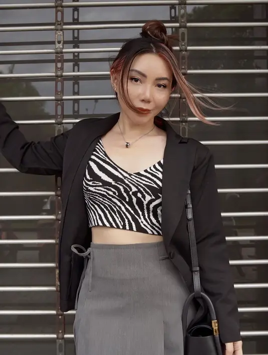 Tampil dengan konsep monokrom, Kyra Nayda memilih memadukan blazer polos hitam dengan rok abu serta baju motif hitam putih. Dirinya juga terlihat memilih menggunakan sling bag hitam polos untuk menyesuaikan penampilannya. (Liputan6.com/IG/@kyranayda)