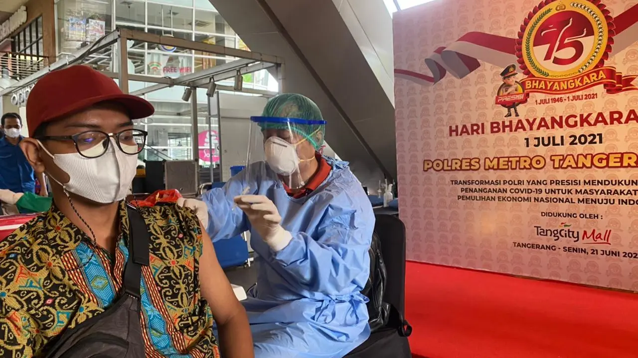 Vaksinasi Covid-19 massal ratusan pedagang dan pengemudi ojek online di Tangerang, Senin (21/6/2021).