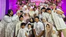 Sedangkan keluarga dari Atta Halilintar memilih outfit berwarna putih dengan bordir keemasan yang tak kalah elegan. [Foto: Instagram/ashanty_ash]