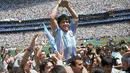 Kapten Timnas Argentina, Diego Maradona, mengangkat trofi usai menumbangkan Jerman Barat di Final Piala Dunia di Stadion Azteca, Meksiko, 29 Juni 1986. (Istimewa)