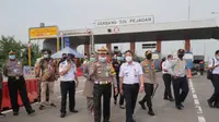 Dirjen Perhubungan Udara Novie Riyanto memonitor langsung pelaksanaan pengendalian transportasi di Posko Terpadu Tol Pejagan Kabupaten Brebes (dok: Kemenhub)