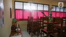 Petugas menyemprotkan disinfektan di ruang kelas SDN 08 Duri Pulo, Jakarta Pusat, Jumat (28/1/2022). Berdasarkan data Pemprov DKI Jakarta per 26 Januari 2022, ditemukan 135 orang di lingkungan sekolah terpapar Covid-19. (Liputan6.com/Faizal Fanani)