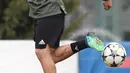 Penyerang Juventus, Paulo Dybala berusaha mengontrol bola saat mengikuti sesi latihan jelang menghadapi Real Madrid pada leg pertama babak perempatfinal Liga Champions di pusat pelatihan Juventus di Vinovo (2/4). (AFP Photo/Marco Bertorello)