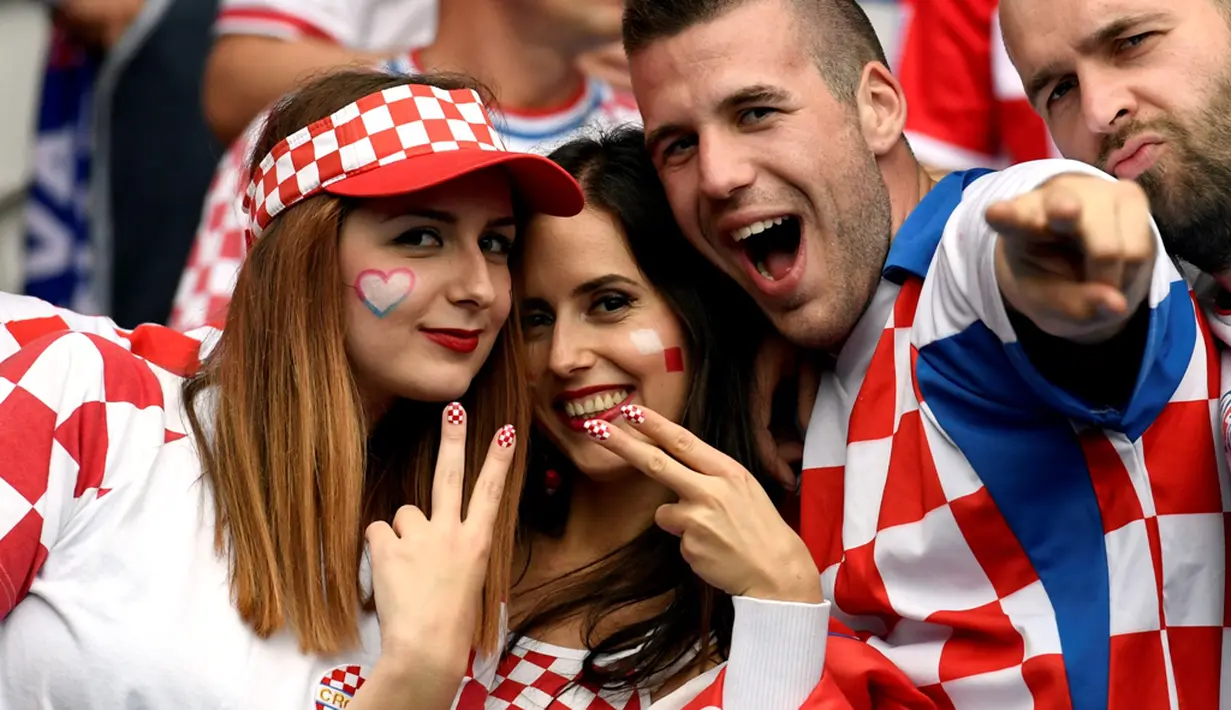 Suporter Kroasia saat mendukung timnya melawan Turki dalam laga Grup D Piala 2016 di Stadion Parc des Princes, Paris, (12/6/2016). (AFP/Miguel Medina)