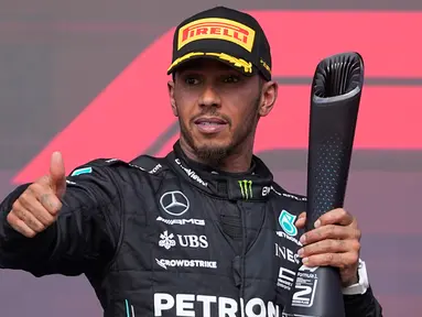 Pembalap Mercedes Lewis Hamilton merayakan di podium usai balapan mobil F1 GP AS 2023 di Sirkuit Amerika, Austin, Texas, Amerika Serikat, Minggu (22/10/2023). Lewis Hamilton resmi didiskualifikasi dari balapan F1 GP AS 2023. (AP Photo/Darron Cummings)