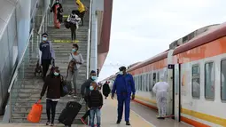 Para penumpang bersiap menaiki kereta di Stasiun Nairobi di Nairobi, Kenya (13/7/2020). Jalur Kereta Rel Standar (Standard Gauge Railway/SGR) Mombasa-Nairobi pada Senin (13/7) kembali membuka layanan penumpang di tengah peningkatan langkah-langkah pencegahan COVID-19. (Xinhua/Feng Dong)