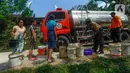 Warga mendatangi truk pengangkut air bersih dengan membawa berbagai wadah seperti ember dan jeriken. (merdeka.com/Arie Basuki)