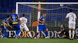 Gelandang AS Roma, Henrikh Mkhitaryan (ketiga dari kiri) mencetak gol ke gawang Parma dalam laga Serie A 2019-20 giornata 31 di Stadion Olimpico, Kamis (9/7/2020) dini hari WIB. AS Roma sukses mengalahkan Parma dengan skor tipis 2-1. (AP Photo/Alessandra Tarantino)