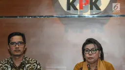 Wakil Ketua KPK Basariah Panjaitan dan Juru bicara KPK Febri Diansyah memberi keterangan pers terkait hasil OTT Direktur Keuangan PT Angkasa Pura (AP) II di Gedung KPK, Kamis (1/8/2019). KPK menetapkan Andra Y Agussalam sebagai tersangka dengan barang bukti uang SGD 96.700. (merdeka.com/Dwi Narwoko)
