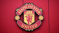 Logo Manchester United atau MU di Stadion Old Trafford. (Oli SCARFF / AFP)