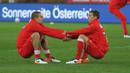 Pemain sayap Timnas Austria, Florian Klein (kanan), menjalani sesi latihan stretching bersama rekan satu timnya. (Bola.com/Reza Khomaini)